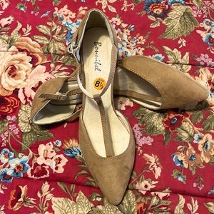 Beautiful heels with strap